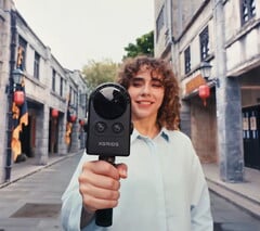 Mulher caminha pela rua filmando com a Portalcam