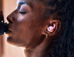 Os Powerbeats Fit estão disponíveis em quatro cores, incluindo o rosa. (Fonte da imagem: Apple)