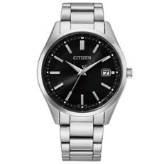 Relógio Citizen CB0300-53E Eco-Drive com controle por rádio, que apresenta um mostrador preto com efeito raiado, caixa de aço inoxidável de 40 mm, pulseira de três elos e janela de data às 3 horas.