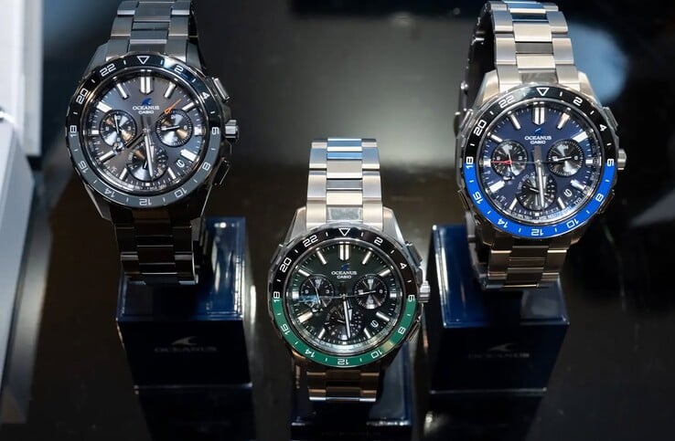 Três relógios Casio Oceanus OCW-P3000 nas cores azul, verde e preto dispostos lado a lado.
