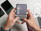 Apesar de possuir um teclado, o Clicks Communicator é relativamente compacto.