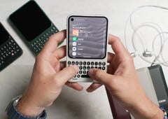Apesar de possuir um teclado, o Clicks Communicator é relativamente compacto.