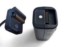 Os ímãs ajudam a prender o cabo à bateria. (Fonte da imagem: Notebookcheck)