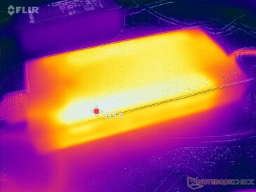 O adaptador AC pode chegar a mais de 40 C quando a carga é muito alta por longos períodos