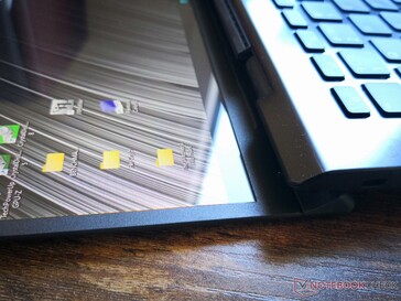 A camada de tela tátil brilhante não é de borda a borda ou vidro Gorilla, ao contrário da maioria dos outros laptops com capacidade de toque