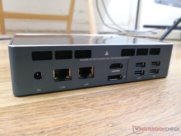 Atrás: Adaptador AC, 2x Gigabit RJ-45, HDMI 2.0, DisplayPort, 2x USB-A 3.0, 2x USB-A 2.0