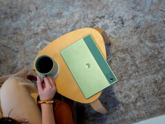 O novo Moto Pad 2026 é basicamente uma reformulação da marca Lenovo Idea Tab. Na foto: uma imagem promocional mostrando a parte traseira do novo tablet.