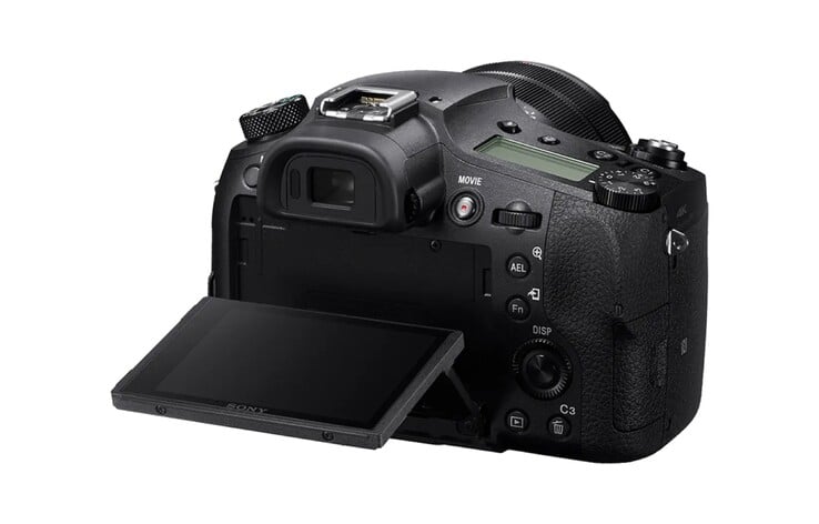 Diz-se que o design da Sony RX10 V difere muito pouco do da RX10 IV apresentada aqui.