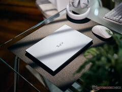 A versão Panther Lake do XPS 13 está disponível no acabamento Sky mostrado aqui.