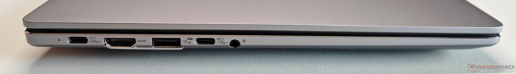 Esquerda: USB-C 3.2 Gen2 (10 Gbit/s, modo DisplayPort ALT, fornecimento de energia), HDMI 2.1 TMDS, USB-A 3.2 Gen1 (5 Gbit/s, alimentado), USB-C 3.2 Gen.2 (10 Gbit/s, modo DisplayPort ALT, fornecimento de energia), áudio de 3,5 mm
