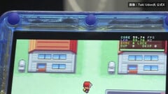 Imagem em detalhe do console portátil FPGBA SP azul-transparente rodando Pokémon, com um contador de 59.74 FPS visível.