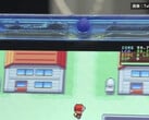 Imagem em detalhe do console portátil FPGBA SP azul-transparente rodando Pokémon, com um contador de 59.74 FPS visível.