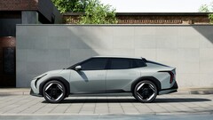 Um Kia EV4 estacionado em frente a um prédio (Fonte da imagem: Hyundai Motor Group via Unsplash)