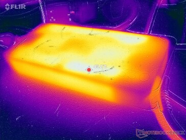 O adaptador CA atinge mais de 45 °C ao operar cargas exigentes