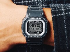 Os relógios Casio inspirados em origamis (DW-5600RGM-1 na foto) já estão disponíveis no Reino Unido. (Fonte da imagem: Casio)