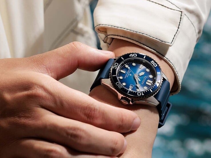 Pessoa com o relógio Citizen Promaster Marine BN0267-04L, com mostrador azul em degradê e pulseira azul, no pulso.