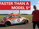A carroceria mais leve e a pegada menor do Beetle parecem ajudar, já que ele venceu o Tesla Model S P100D com exatamente os mesmos motores na pista de arrancada. (Fonte da imagem: Electric Classic Cars no YouTube)