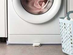 O sensor de vazamento de água Klippbox da IKEA (na foto, em frente a uma máquina de lavar) chegou ao Reino Unido. (Fonte da imagem: IKEA)