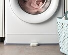 O sensor de vazamento de água Klippbox da IKEA (na foto, em frente a uma máquina de lavar) chegou ao Reino Unido. (Fonte da imagem: IKEA)