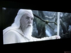 Os detalhes permanecem nítidos em áreas difíceis, como o cabelo de Gandalf. Além disso, não há faixas de cor ou auréolas ao redor de seu cajado. (Imagem: O Senhor dos Anéis: O Retorno do Rei, da New Line Cinema)