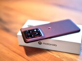 O Motorola Edge 70 Pro é fino, mas mesmo assim conta com uma bateria de grande capacidade e carregamento sem fio.