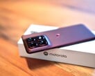 O Motorola Edge 70 Pro é fino, mas mesmo assim conta com uma bateria de grande capacidade e carregamento sem fio.