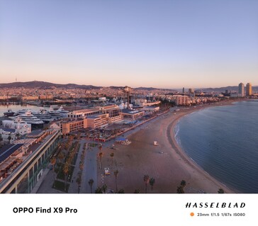 Problemas de equilíbrio de branco na janela do 16º andar do W Hotel em Barcelona ao nascer do sol.