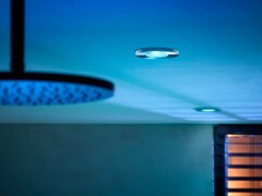 Uma nova versão branca do refletor Philips Hue Xamento se junta às versões prata (foto) e preta mais antigas da luz inteligente. (Fonte da imagem: Philips Hue)