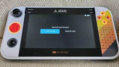 Se o senhor inserir um cartão SD formatado corretamente, um menu será aberto (Fonte da imagem: Marc Zander, Notebookcheck)