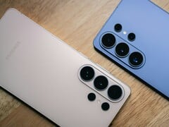 Há rumores de que o Samsung Galaxy S27 Ultra terá um design diferente para o painel traseiro em relação ao Galaxy S26 Ultra mostrado aqui.