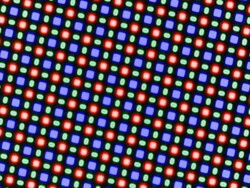A tela OLED usa uma matriz de subpixel RGGB baseada em um diodo de luz vermelha, um azul e dois verdes.