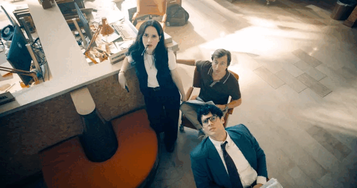 Lois, Jimmy e Clark olham para cima na redação do Daily Planet (Fonte da imagem: Warner Bros. Pictures / Foto de Jessica Miglio via Batman News)