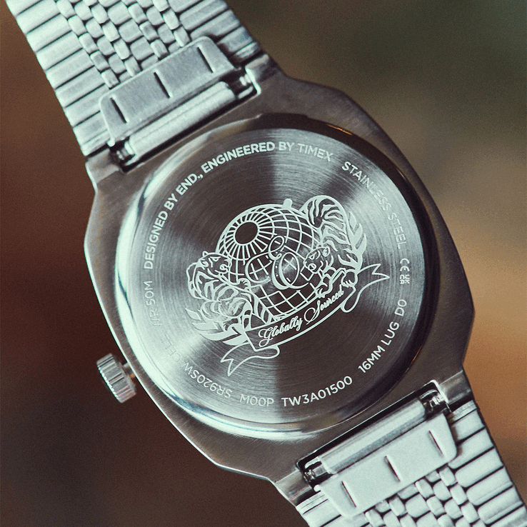 A parte traseira do relógio Timex END. x Timex 1981, inspirado na reedição.