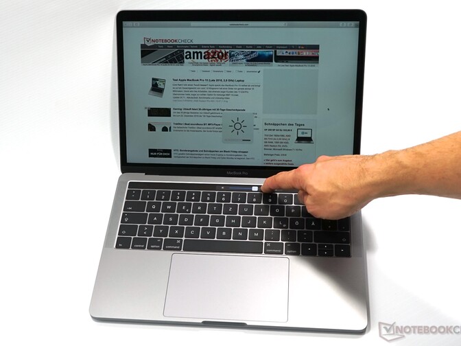 Primeiro Apple MacBook Pro com Touch Bar junta-se à lista de