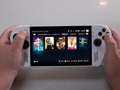 O Asus ROG Ally executando o Bazzite 43 mostra uma biblioteca de jogos que inclui Celeste, DOOM: The Dark Ages, Megabonk e Returnal. (The Phawx via YouTube)