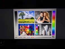 Mesmo em uma imagem no formato 16:9, a dependência do ângulo de visão é perceptível: visão direta