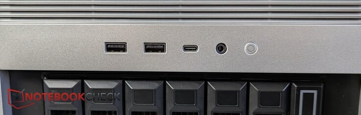 Frontal: 2x USB-A 3.0, USB-C 3.0, conector para fone de ouvido
