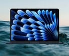 O Apple MacBook Air 13 M4 (2025) apresenta uma tela Liquid Retina IPS de 13,6 polegadas. (Fonte da imagem: Apple/Amazon, Unsplash, editado)