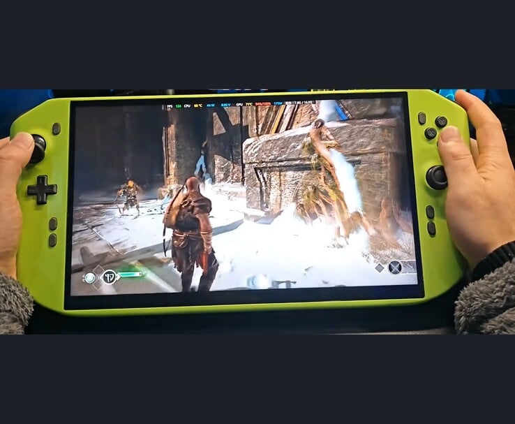 PC para jogos portátil DIY com RTX 4090 rodando God of War. (Fonte da imagem: NITTRX no YouTube)