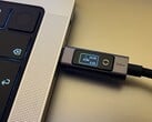 O cabo USB-C para USB-C de 240W da Ugreen com visor digital no modo horizontal
