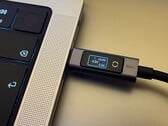 O cabo USB-C para USB-C de 240W da Ugreen com visor digital no modo horizontal