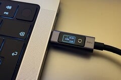 O cabo USB-C para USB-C de 240W da Ugreen com visor digital no modo horizontal