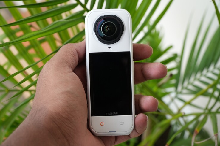 O Insta360 X5 na cor Satin White (Fonte da imagem: Abhinav Fating/Notebookcheck)