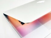 Espera-se que a Apple venha a oferecer, no futuro, tanto um MacBook Pro com tela LCD quanto um MacBook Ultra com tela OLED.