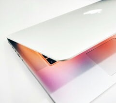 Espera-se que a Apple venha a oferecer, no futuro, tanto um MacBook Pro com tela LCD quanto um MacBook Ultra com tela OLED.