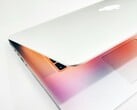 Espera-se que a Apple venha a oferecer, no futuro, tanto um MacBook Pro com tela LCD quanto um MacBook Ultra com tela OLED.