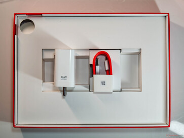 A caixa vem com um carregador de 45 W, um cabo USB Tipo A para Tipo C e uma ferramenta de ejeção do SIM (para a versão 5G). (Fonte da imagem: Notebookcheck)