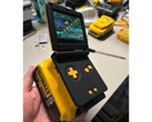 Um usuário do Reddit combinou um GBA com uma bateria DeWalt, o que lhe dá uma duração teórica de cerca de 17 dias. (Fonte da imagem: Bangooh via Reddit)