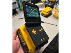Um usuário do Reddit combinou um GBA com uma bateria DeWalt, o que lhe dá uma duração teórica de cerca de 17 dias. (Fonte da imagem: Bangooh via Reddit)