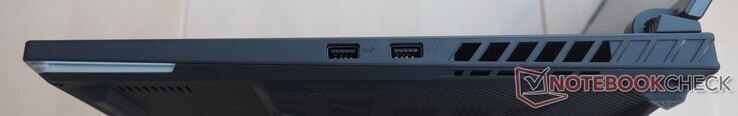Lado direito: 2x USB-A 3.2 Gen 2